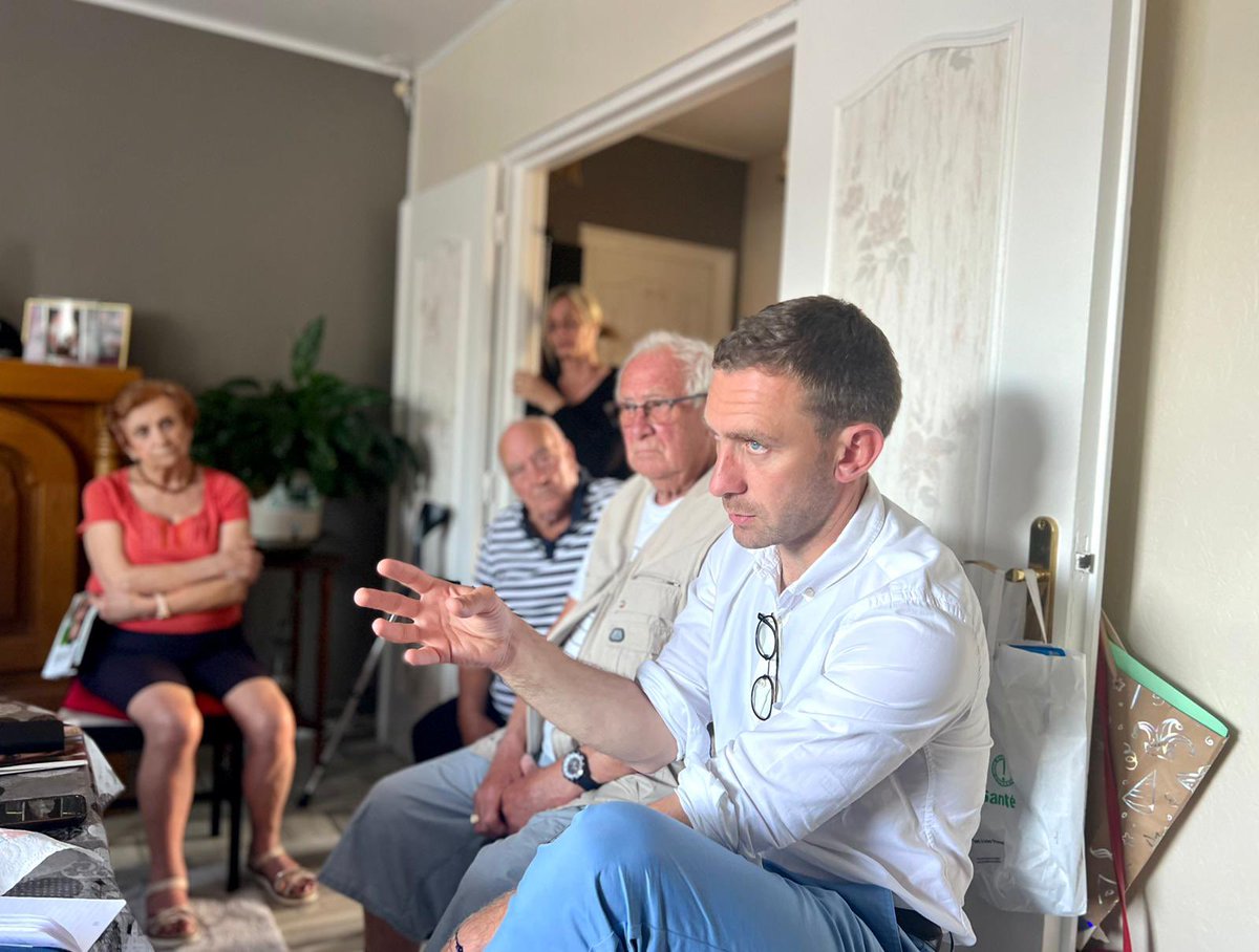 JulienDive's tweet photo. Réunion d’appartement chez l’habitant ce soir avec le voisinage au sein de la cité des aviateurs à Saint-Quentin.
➡️ Une dame : « j’ai voté avec la colère dimanche, mais je vois que vous êtes à l’écoute, c’est ok pour moi dimanche prochain ! »
#Circo0202 #SaintQuentin https://t.co/cRJNZqUjEV
