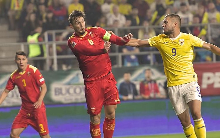 SystemFoot's tweet photo. [#NationsLeague🇪🇺] Le #Monténégro 🇲🇪 dispose de la #Roumanie 🇷🇴 3-0 !

⚽️⚽️⚽️ #Mugosa 42’ 56’ 63’

#ROUMNE https://t.co/gIL6w6s5U4
