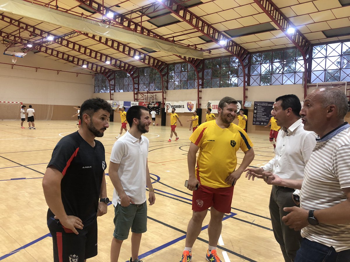 puntarronfs's tweet photo. VISITA INSTITUCIONAL |

El Alcalde y el Concejal de Deportes visitan al equipo en nuestro segundo entrenamiento de la semana. El Alcalde le ha mostrado al cuerpo técnico y a los jugadores el apoyo del @AyuntamientMula y el pueblo de Mula para el importante partido del Sábado.🤜🏽🤛🏽 https://t.co/Yde24aeqTN