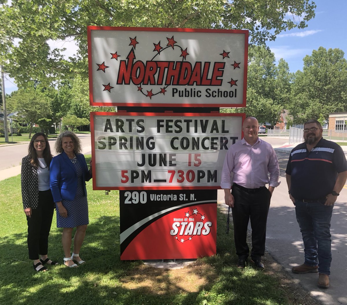 Thank you to our <a href="/NorthdaleEast/">Northdale Woodstock</a> School Council members and our amazing school community for their support our new school sign looks amazing! <a href="/dwrighttvdsb/">Dennis Wright</a> <a href="/SeanNoon7/">Sean Noon</a> #Stars #tvpic