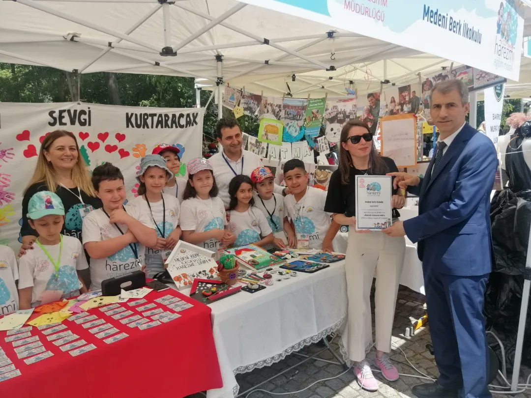 Bayrampaşa İlçe Millî Eğitim Müdürümüz Sayın Suat Mamur ve Şube Müdürümüz Sayın Mihriban Tüfekçi Hârezmî Eğitim Şenlik ve Sempozyumu alanını gezerek Bahçelievler ve Bakırköy İlçesi okullarımıza okul etiket plakalarını verdiler.

<a href="/SuatMAMUR/">Suat MAMUR</a>