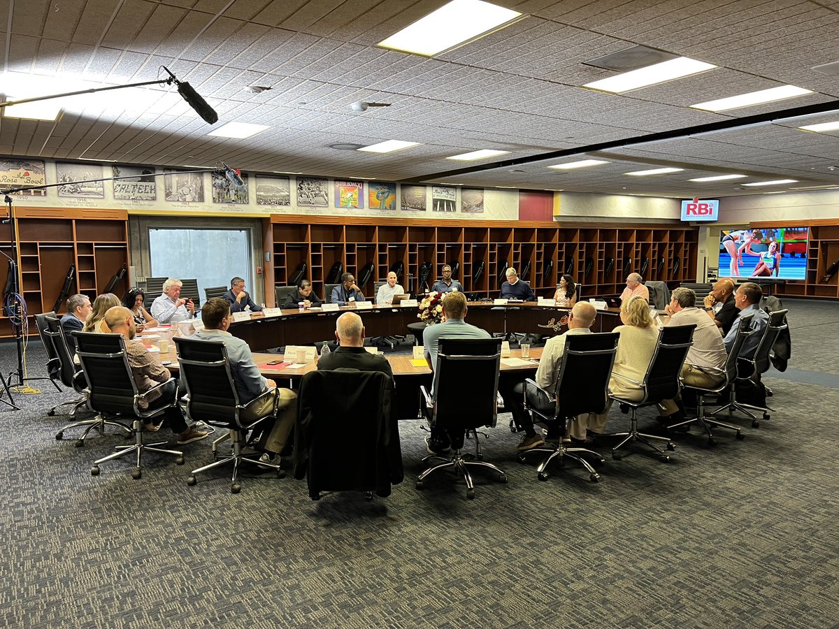 RoseBowlInst's tweet photo. Thank you to everyone who participated in our first Rose Table Dialogue 🌹📝 An amazing discussion was had regarding Sportsmanship in Journalism!

We look forward to many more great discussions! Comment below what you think we should cover at our next #RoseTableDialogue ⬇️ https://t.co/COYZsWLpYB
