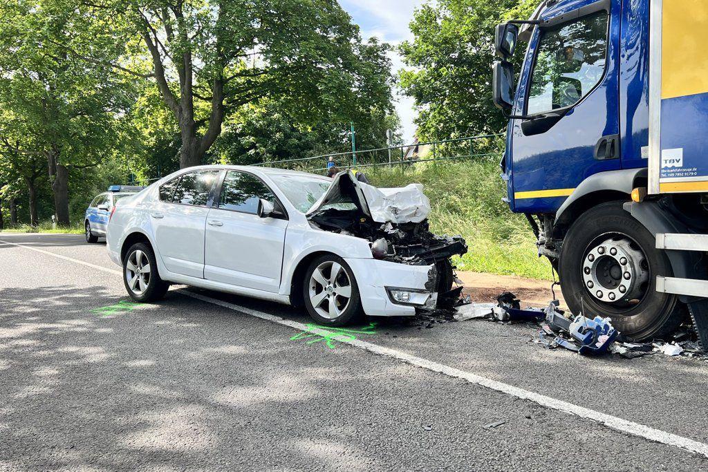 OZlive's tweet photo. Bei einem Unfall nahe #Neubrandenburg starben am Montag eine junge Mutter und ihr nur zwei Monate altes Baby. Wie es dazu kommen konnte, ist unklar. Die Unfallstelle auf der #B104 bei #Weitin wirkte einen Tag später fast erschreckend aufgeräumt. (OZ+) https://t.co/EpRDG9BZGC https://t.co/Vfj2ywvUrx