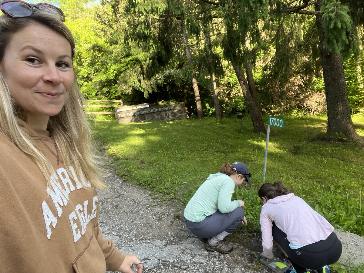 CaizerguesAude's tweet photo. Urban fieldwork today ! Collecting clover samples for #globalurbanevolution #glue2.0 project. Working with two wonderful women young scientists 👩‍🔬 #WomenInSTEM @SophieBreitbart and Isabella Vessio https://t.co/L60mI6Oluw