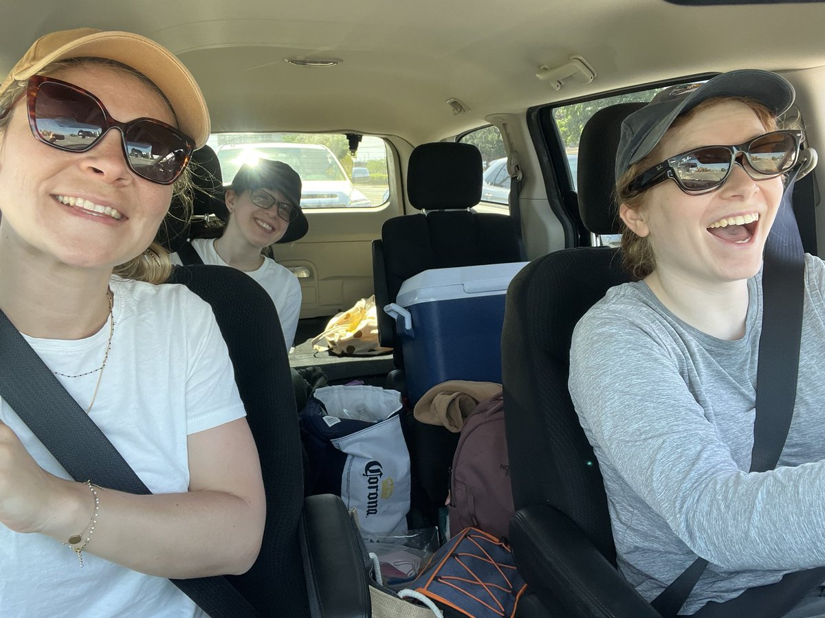 Urban fieldwork today ! Collecting clover samples for #globalurbanevolution #glue2.0 project. Working with two wonderful women young scientists 👩‍🔬 #WomenInSTEM @SophieBreitbart and Isabella Vessio