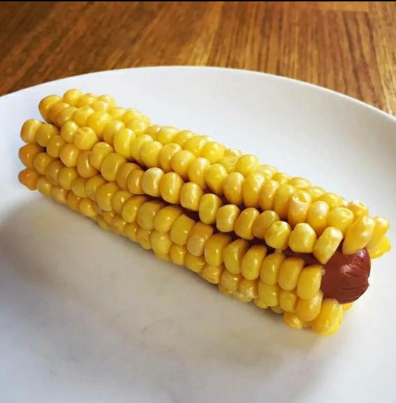 _amitheproblem_'s tweet image. This mf took "corn dog" way too seriously.