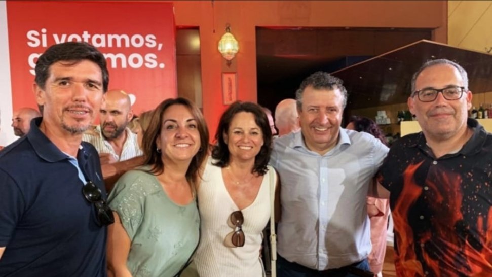 Hasta Camas nos hemos ido a un acto precioso de <a href="/mjmonteroc/">María Jesús Montero</a>.

Qué bonito querer cambiar #Andalucía con muchas sonrisas!

En estas elecciones elegimos si queremos seguir adelante o si retrocedemos. Vamos, equipazo!! A por el #19J! #SiVotamosGanamos #VotaPSOE ✊🌹