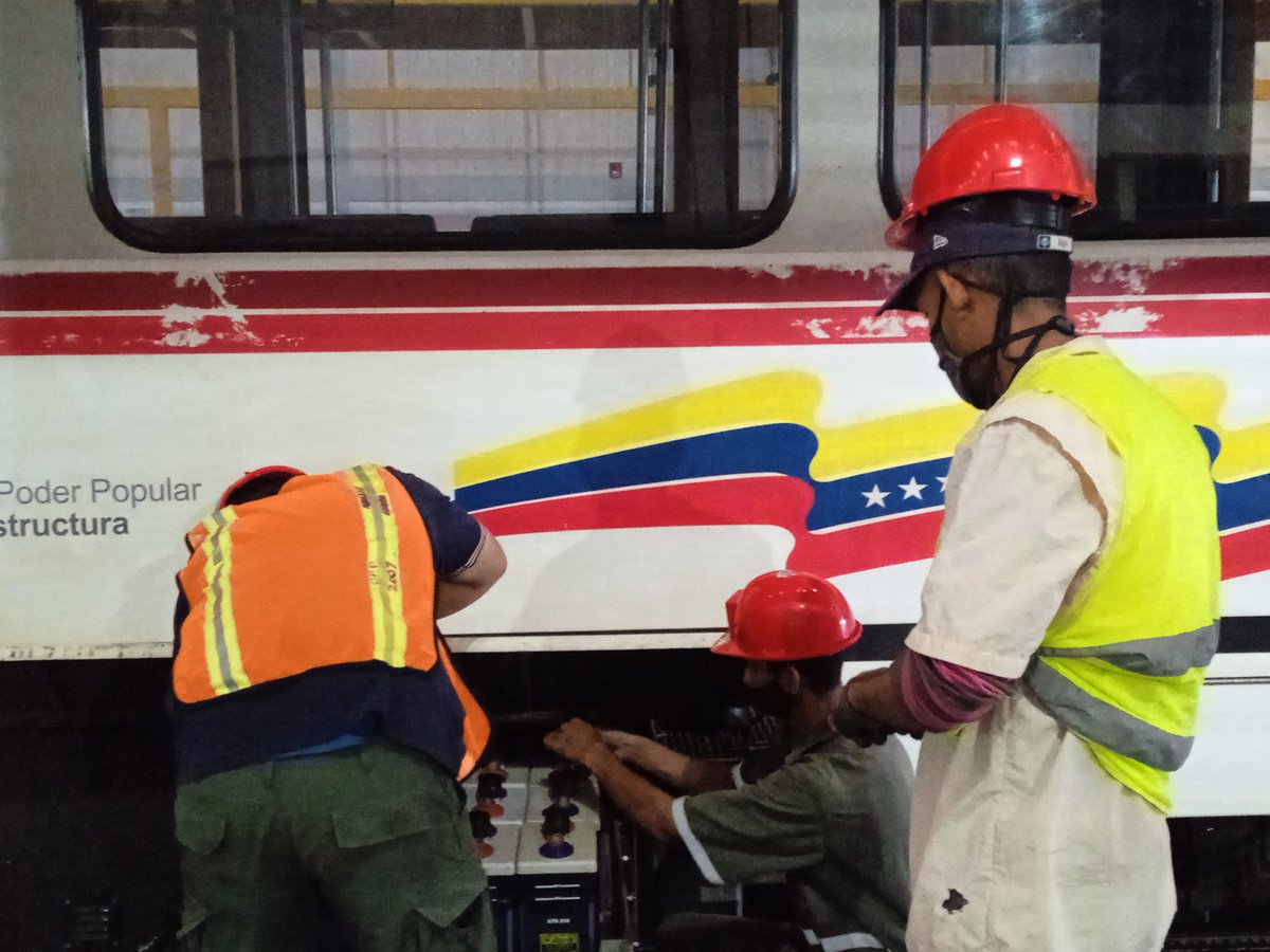 CAMETROVALENCIA's tweet photo. #GMTV🇻🇪|| Fortaleciendo la operatividad máxima de la flota de #Trenes, desde el #TallerIntegral los trabajadores de @CAMETROVALENCIA avanzan con el mantenimiento general del los bancos de #Baterías de los #Vagones 👷🏽🚇✅ ¡Al servicio del pueblo!|| #VenezuelaEnKuwait https://t.co/7GfXrQYzA8