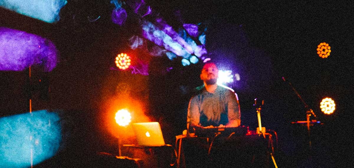 #AlHe lanzó su reciente EP “Móvil”.
revistaspot.mx/2022/06/14/al-…