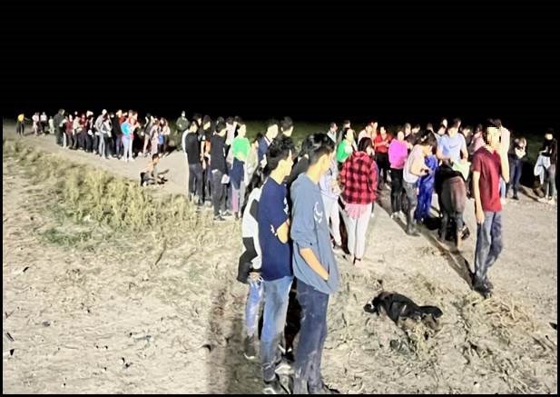 SydneyHdzTV's tweet photo. #BORDERNEWS Over the last several days, RGV Border Patrol agents encountered four large groups totaling 594 migrants in Starr and Hidalgo County.
The groups were comprised of 279 family members, 169 unaccompanied children, and 146 single adults.
#KVEO
Photos: CBP https://t.co/dFKnqkEAaw