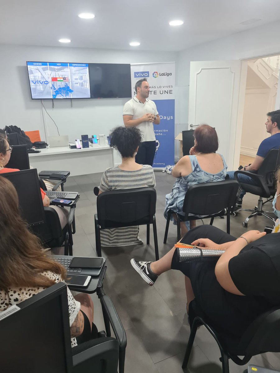 TNTLugo's tweet photo. Hoy recibimos la visita de @vivo_espana para mostrarnos todas las novedades de su gama de smartphones. Regalos, dulces, juegos...¡we💙VIVODAY! #trafficnewtechnology #formación #VIVO #vivoday #televenta #equipo https://t.co/JmoEEoc1O4
