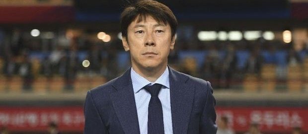 COACH SHIN! 😭

Beliau jadi pelatih pertama yang membawa Indonesia lolos ke Piala Asia sejak 2004 (2007 tidak dihitung karena tuan rumah).

Terima kasih, coach! Kami senang sekali melihat cara timnas bermain.

Tolong <a href="/PSSI/">PSSI</a>, jangan downgrade dia ke U20.