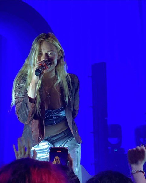 allthingsashe's tweet photo. Ashe during her last show tonight💞 #Faultlinetour #thefaultlinetour #ashe #ashemusic #tfltparis #fltparis #thefaultlinetourParis https://t.co/QMqhcFnXFg