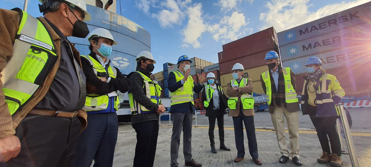 PortValparaiso's tweet photo. Directoras y directores de @PortValparaiso realizaron un recorrido por @TPS_Valparaiso, #TPV y #ZEAL con el fin de conocer de cerca cómo operan los tres concesionarios y la importancia de la coordinación y logística para mantener la alta eficiencia del funcionamiento del puerto. https://t.co/Cdk3L4uTQh