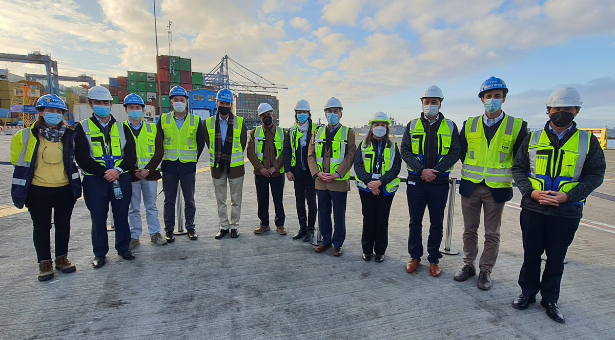 PortValparaiso's tweet photo. Directoras y directores de @PortValparaiso realizaron un recorrido por @TPS_Valparaiso, #TPV y #ZEAL con el fin de conocer de cerca cómo operan los tres concesionarios y la importancia de la coordinación y logística para mantener la alta eficiencia del funcionamiento del puerto. https://t.co/Cdk3L4uTQh