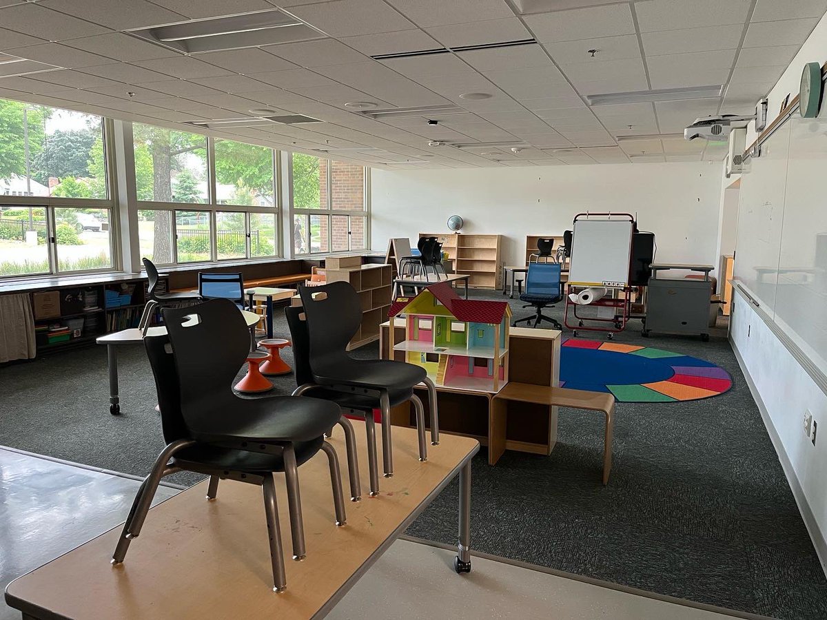 MrsVPreK's tweet photo. Packed up my classroom yesterday. I will be back in August, old friend! #IAmSPFE #IAmSPPS #HPEScotties https://t.co/1vwDSI2Oy0