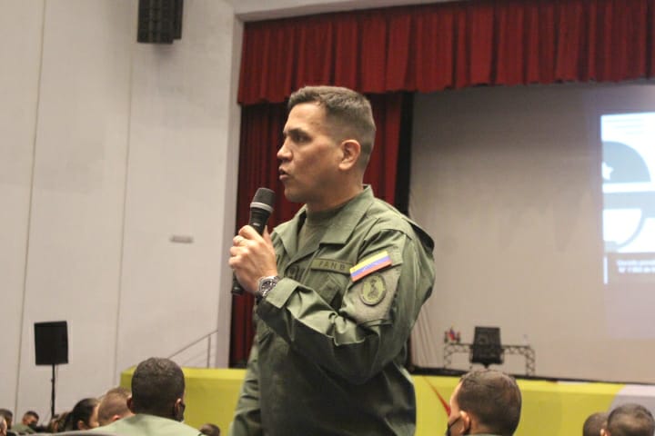 Umbv_Fanb's tweet photo. #Entérate || Desde el teatro de la @ameb_vzla, El GJ @dhernandezlarez Cmdte del CEOFANB, dictó conferencia titulada "Valores, Virtudes y Deberes de los Militares"  dirigida al personal profesional militar y cadetes de la UMBV. https://t.co/p0TIfkGE21