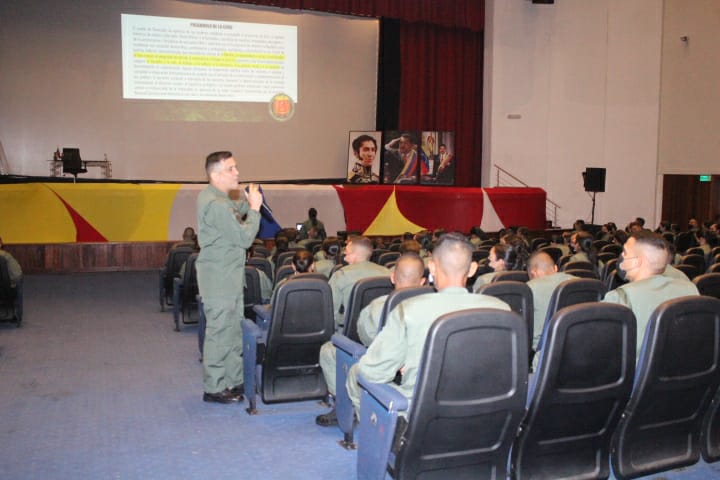 Umbv_Fanb's tweet photo. #Entérate || Desde el teatro de la @ameb_vzla, El GJ @dhernandezlarez Cmdte del CEOFANB, dictó conferencia titulada "Valores, Virtudes y Deberes de los Militares"  dirigida al personal profesional militar y cadetes de la UMBV. https://t.co/p0TIfkGE21