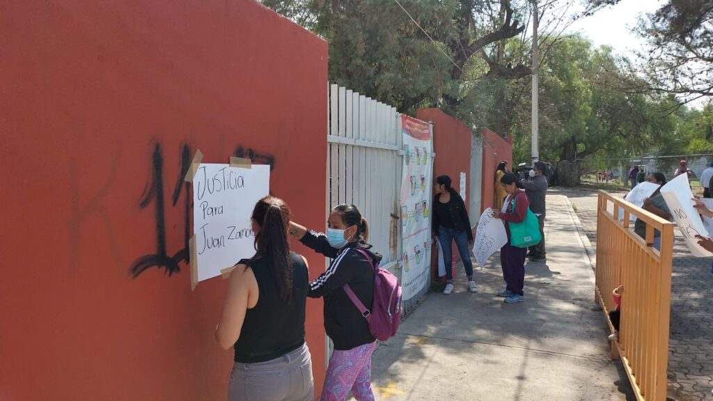 CadenaRadioMx's tweet photo. #DeCuidado #AlMomento🚨🚨

Alumnos prenden fuego a compañero en secundaria en Querétaro

https://t.co/aANfgliR9e https://t.co/cAA7X9qawB
