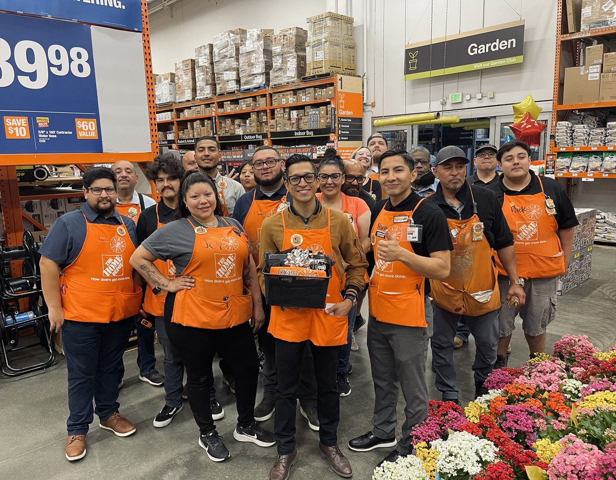 Today we welcomed Caesar from 0647 to La Habra as our new CXM in our opening meeting! Congratulations on your promotion! We are all looking forward to building memories with you! Welcome! 🖤😊 #OneTeam #district171 #pacsouth