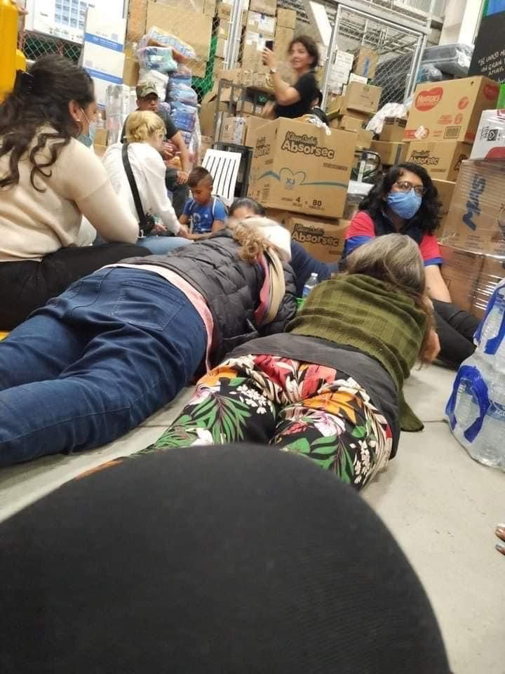 obititlan's tweet photo. Un día normal en México:
-¿En dónde están?-
-Aquí casual, de compras en el Walmart de San Cristobal de las Casas, esperando a que se termine una balacera provocada por un grupo armado-.
-No tardamos-.
-Oks, con cuidado-. https://t.co/jKNCcxd7Q4