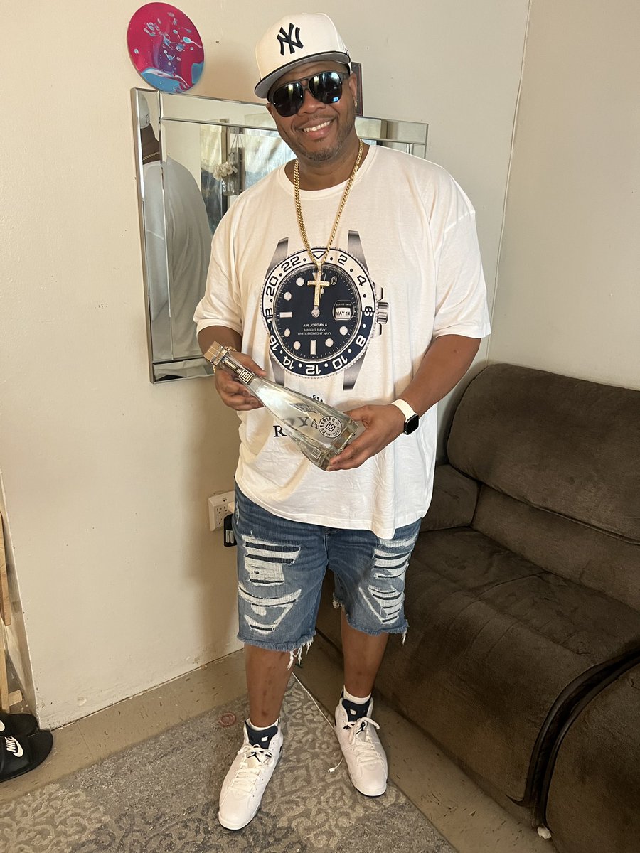 BuffEBaby1's tweet image. Its my Birthday today so i had to do it right with a bottle of Gran Coramimo aka mino leano #birthday #Tequila #grancoramimo #pcbz @KevinHart4real @SpankHorton @joeywells5 @Naimthestar