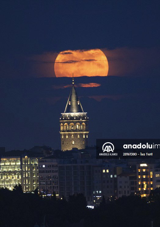 issatrl's tweet photo. İstanbul’da “Süper Ay” ve Galata Kulesi.

#moon #supermoon #strawberrymoon #fullmoon #vscogram #moonlight #nightphotography  #galata #galatakulesi #beyoğlu https://t.co/krIBqUpHwq