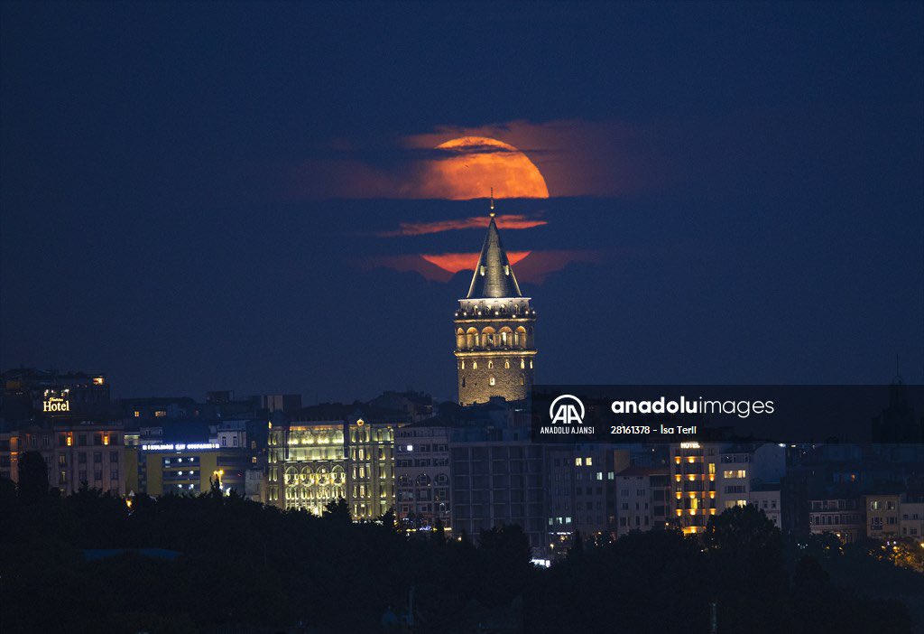 issatrl's tweet photo. İstanbul’da “Süper Ay” ve Galata Kulesi.

#moon #supermoon #strawberrymoon #fullmoon #vscogram #moonlight #nightphotography  #galata #galatakulesi #beyoğlu https://t.co/krIBqUpHwq