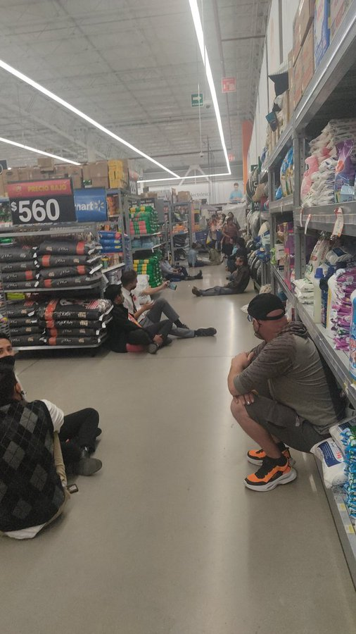 obititlan's tweet photo. Un día normal en México:
-¿En dónde están?-
-Aquí casual, de compras en el Walmart de San Cristobal de las Casas, esperando a que se termine una balacera provocada por un grupo armado-.
-No tardamos-.
-Oks, con cuidado-. https://t.co/jKNCcxd7Q4
