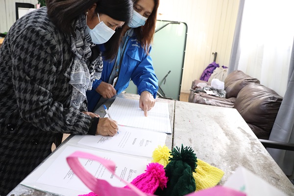 Acudimos hasta el Hogar de Niñas La Granja, para entregar más de 20 gorritos de lana, tejidos a mano por las participantes del taller de tejido que se imparte en nuestra biblioteca. Una entrega con sentido, que busca abrazar con pequeños detalles, a quienes más lo necesitan.