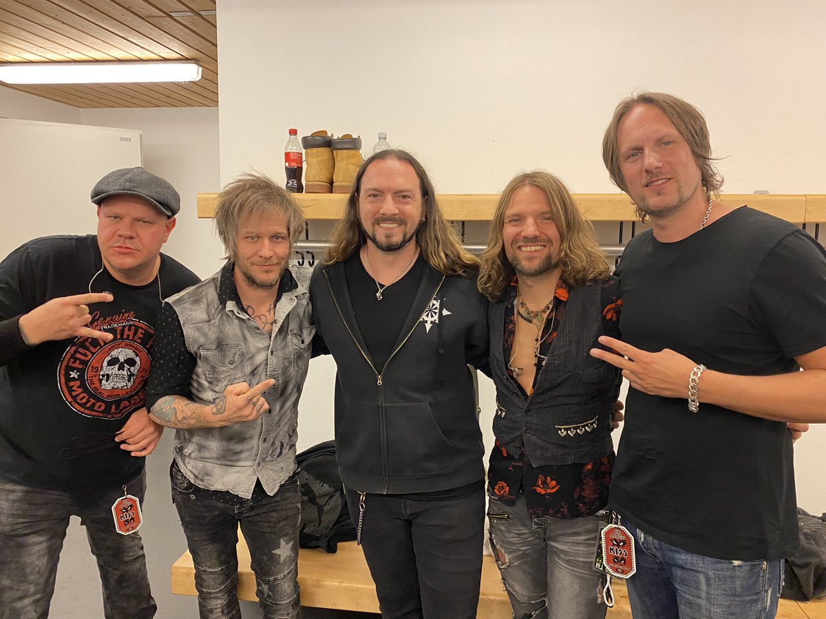 Had a lot of fun hanging with our brother Christopher Williams from ACCEPT at the KISS show in Hamburg yesterday! 

#thenewroses #kiss #hamburg #reeperbahn #rockandrollallnite #partyhard