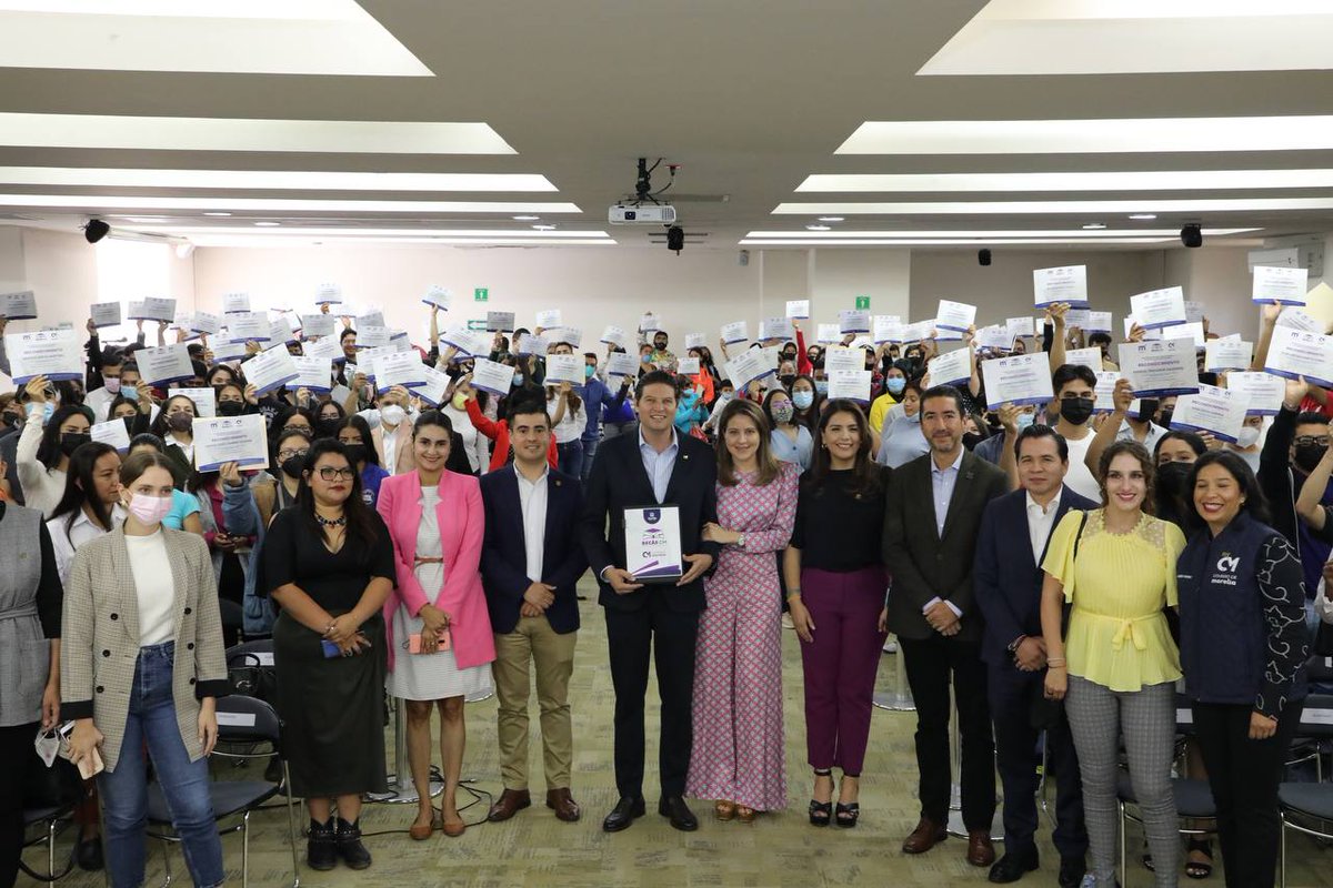 AlfonsoMtz_Mx's tweet photo. ¡Vamos a impulsar el sueño de 315 jóvenes! ✨

Queremos ser parte de su historia, que lleguen muy lejos y van a contar con nuestro respaldo para lograrlo. Con la entrega de las Becas Colegio Morelia, estamos refrendando nuestro compromiso con los jóvenes. 🎓 https://t.co/GRuinWy3XU