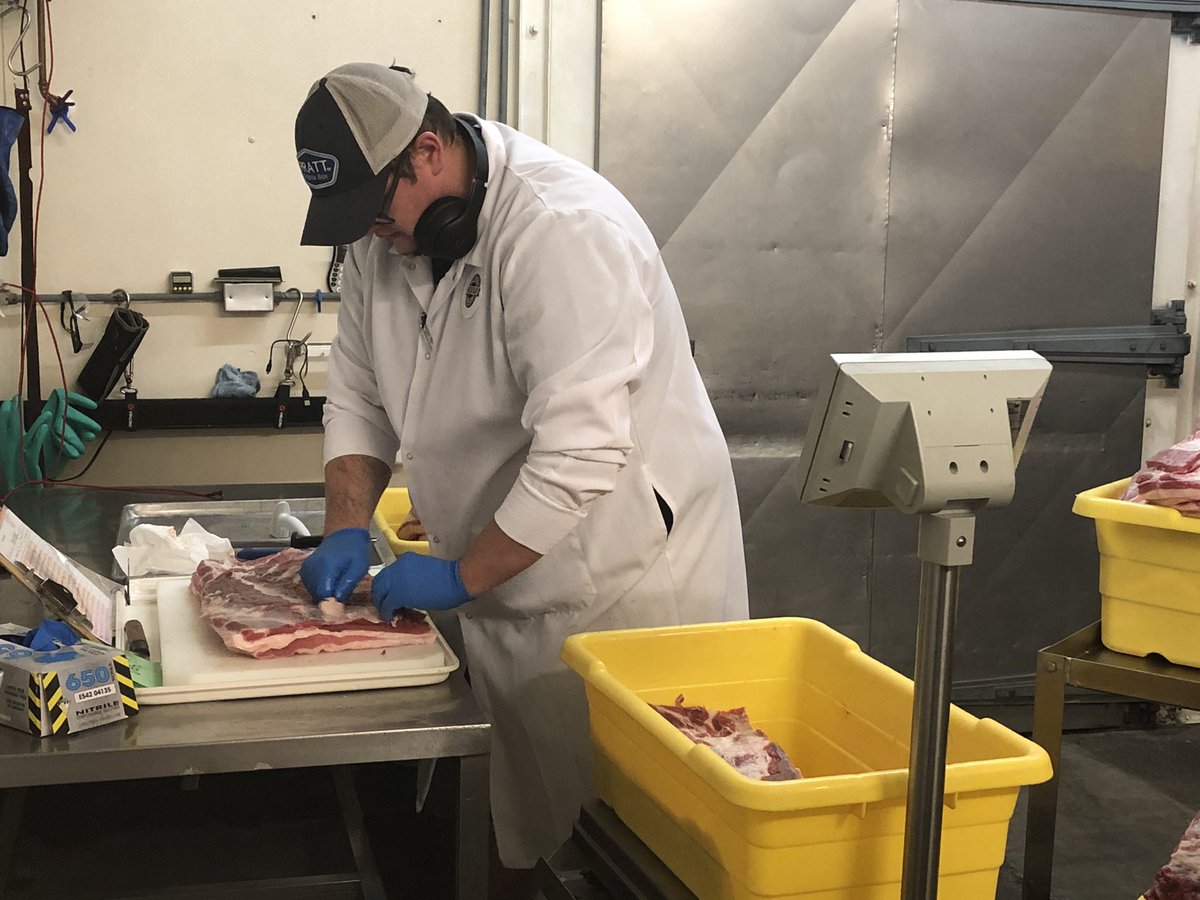 VaAgriculture's tweet photo. Continuing #VaAgWeek visits, @AgForestryVA & Commissioner Guthrie met with T&E Meats in #Harrisonburg, toured the facility & discussed challenges to the industry. T&E works with VA farmers providing high quality processing & packing services. https://t.co/Jdwj0dUMt6 https://t.co/uEdTEmjtG5