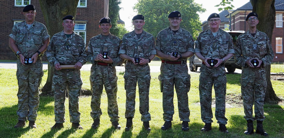 2OSGRLC's tweet photo. The Jubilee celebrations continue with the Commanding Officer of @2OSGRLC proudly presenting members of the Group with their Queens Jubilee medal. 🇬🇧👑🏅
#armyreserves
#PlatinumJubilee https://t.co/kRCiJvOZtx