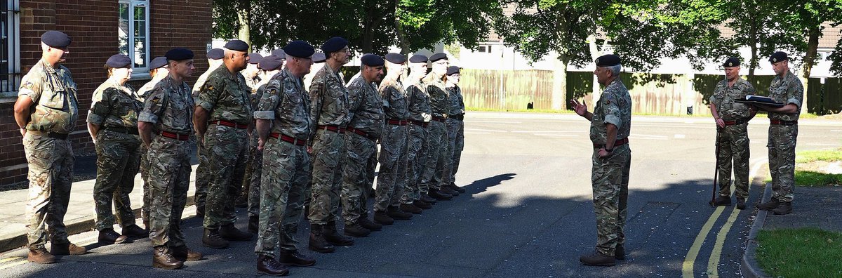 2OSGRLC's tweet photo. The Jubilee celebrations continue with the Commanding Officer of @2OSGRLC proudly presenting members of the Group with their Queens Jubilee medal. 🇬🇧👑🏅
#armyreserves
#PlatinumJubilee https://t.co/kRCiJvOZtx