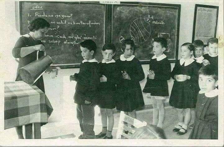 TC_EyluL9888's tweet image. Yıl 1960, Amerikan süt tozunun sulandırılarak Ankara’da bir okulda çocuklara  ikram edilmesi #süttozu #amerika #yıl1960