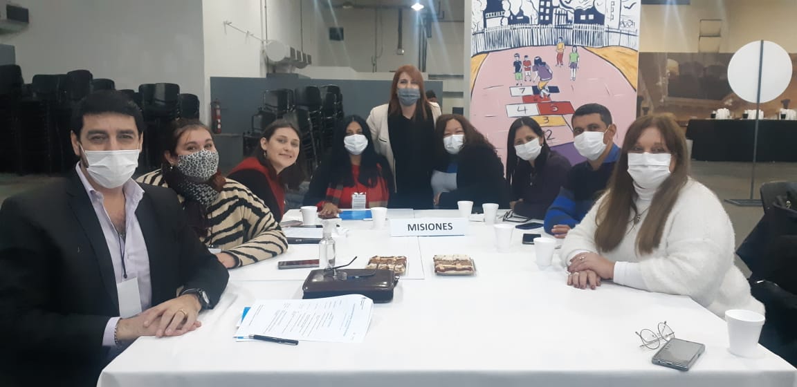 Junto a Supervisora RIII, a <a href="/FlaviaPao/">Flavia Rodriguez</a> y equipo Subs Educ <a href="/linares_cielo/">Cielo Linares</a> participamos del Encuentro Nacional Educ Secundaria. Destacamos la labor de nuestros docentes y la importancia del trabajo colaborativo <a href="/BarbaroLorena/">Analia Lorena Barbaro</a> <a href="/grillo141/">Ruben Dario</a> <a href="/CGEMisiones/">CGE Misiones</a> <a href="/laurapenacca/">Laura Penacca</a> <a href="/Norbertodiaz80/">Norberto Diaz</a>