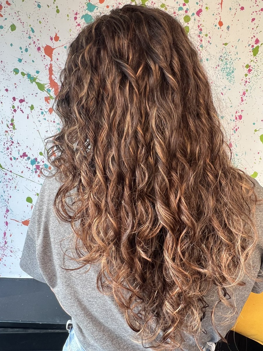 natasha_rtm's tweet photo. Natural curly with caramel highlights! 
Doesn’t she look amazing! 😍

Used the wonderful liquid rollers to give volume and hold the curls! #evo  

Formula - #illuminacolor 7/35
#wella #wellacolor #wellaillumina #curlyhair #caramelhighlights #blisshairdressing https://t.co/eTHD0BtpvF