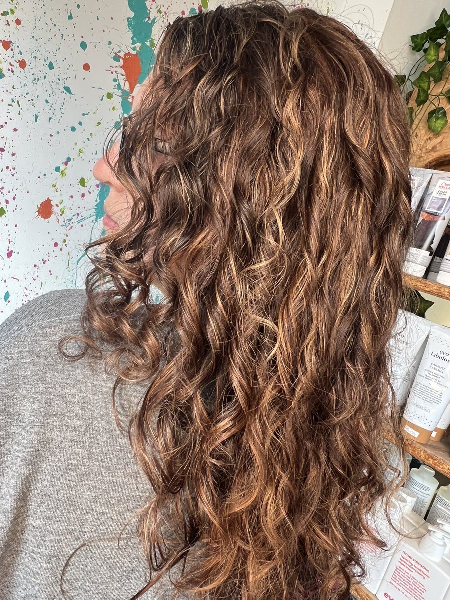 natasha_rtm's tweet photo. Natural curly with caramel highlights! 
Doesn’t she look amazing! 😍

Used the wonderful liquid rollers to give volume and hold the curls! #evo  

Formula - #illuminacolor 7/35
#wella #wellacolor #wellaillumina #curlyhair #caramelhighlights #blisshairdressing https://t.co/eTHD0BtpvF