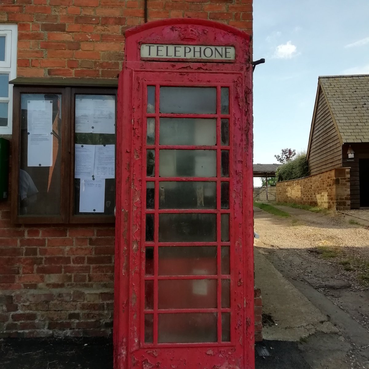 annief1's tweet photo. The "British telephone is so iconic" this one needs painting. Its a mess. Village of Everdon #everdon https://t.co/fQPxf2cbwb