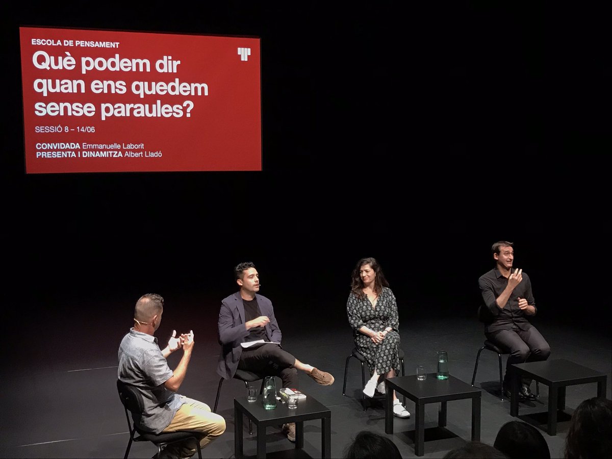 DifuSord's tweet photo. #EmmanuelleLaborit ha causat molta sensació i ha captivat un alt interés al públic assistent, avui a l’Escola del Pensament del @teatrelliure Ha aportat molt amb la seva essència sorda ben pura i sense interferències. Acte accessible per tot el públic, via @agils_com https://t.co/gNjWfZGSOw