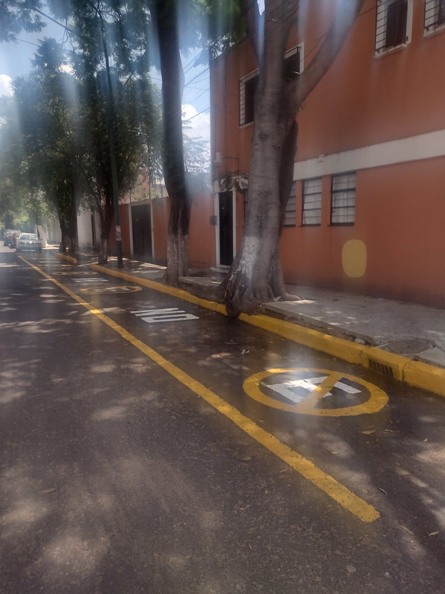aragarvel's tweet photo. Con todo respeto, esto es posible Alcaldesa? Se pueden apartar tantos lugares (8) 35 metros en la vía publica, para un kinder guardería privado?  Y los que llevamos cincuenta años viviendo aquí, donde estacionamos? Calle Axopilco @MargaretSaldana @AzcapotzalcoMx @supercivicosmx https://t.co/yDZ1SIdnwR