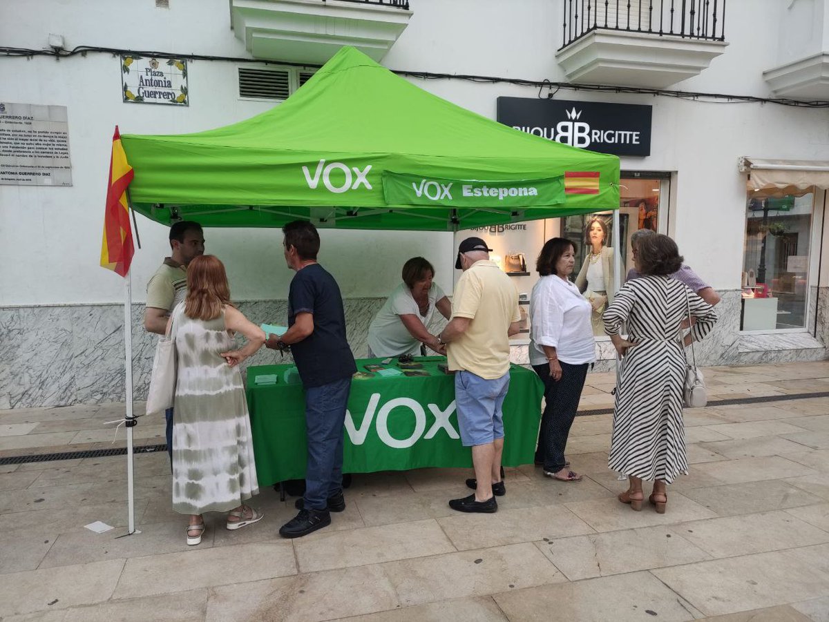 Vox_Estepona's tweet photo. 📢 Tarde de mesa informativa en #VoxEstepona, en la céntrica Plaza de Antonia Guerrero.  
🟢Mucha afluencia de público y apoyos de la gente de #Estepona a @Macarena_Olona y a las propuestas de #Vox para un #CambioReal en #Andalucia

#VotaMacarenaPresidenta 
#VOXMálagaConOlona https://t.co/EeN4fulTix