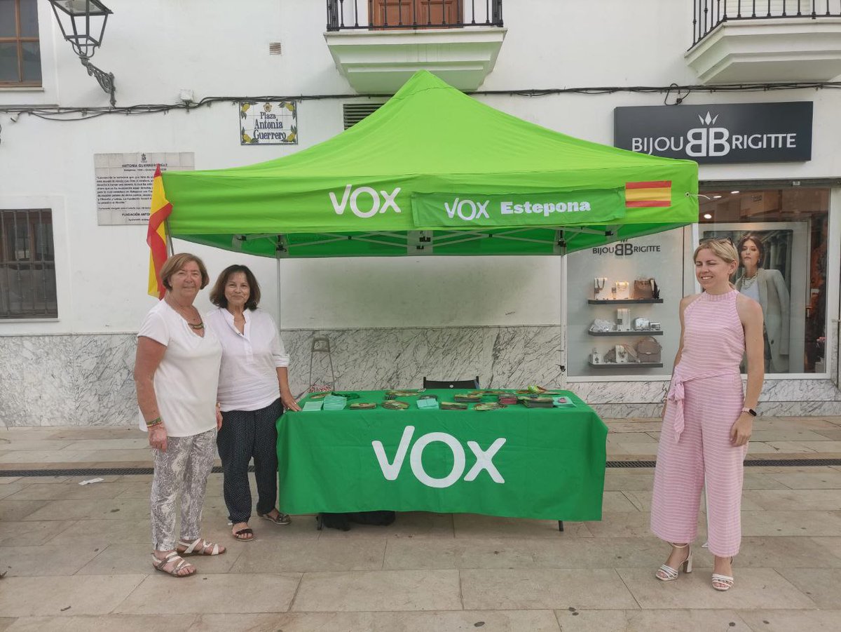 Vox_Estepona's tweet photo. 📢 Tarde de mesa informativa en #VoxEstepona, en la céntrica Plaza de Antonia Guerrero.  
🟢Mucha afluencia de público y apoyos de la gente de #Estepona a @Macarena_Olona y a las propuestas de #Vox para un #CambioReal en #Andalucia

#VotaMacarenaPresidenta 
#VOXMálagaConOlona https://t.co/EeN4fulTix