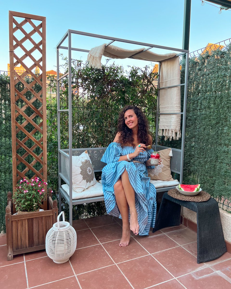 travel_thelife's tweet photo. Me encanta disfrutar de las tardes de verano en mi terracita y mucho mejor si lo acompaño de esta deliciosa sandía de los invernaderos solares del sur de Europa que nos traen las primeras sandías europeas 🍉🍉🍉 @cutesolar_es #CultivamosElSaborDeEuropa @APROA_AOP @CultInvernadero https://t.co/o1xJUTRQHA