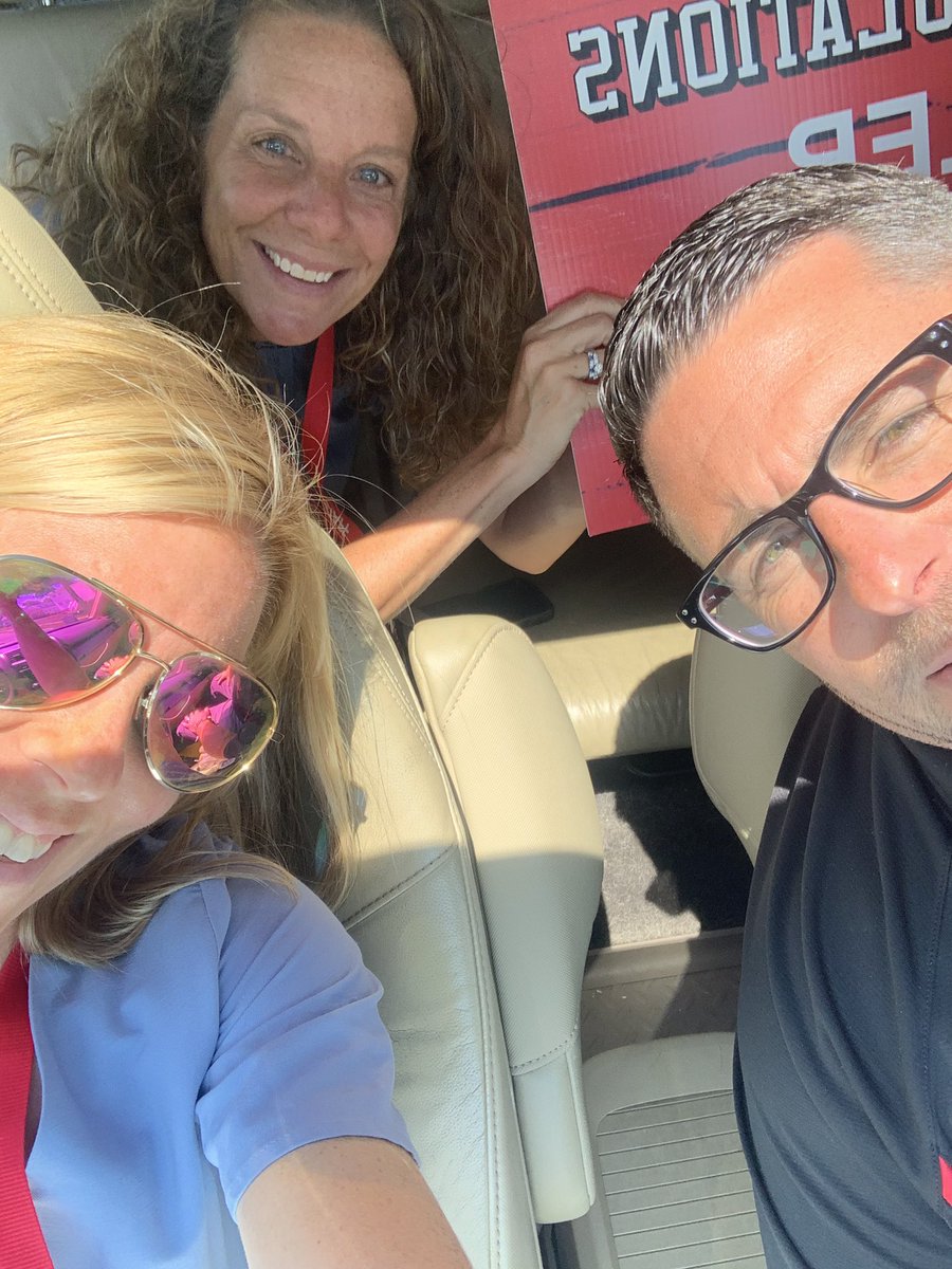 In the midst of all the end of year “stuff” - <a href="/_khsprincipal/">Keyport High School</a> @KeyportELA and I had the opportunity to place signs on the lawns of 2022 Graduates! #KeyportProud ❤️🤍