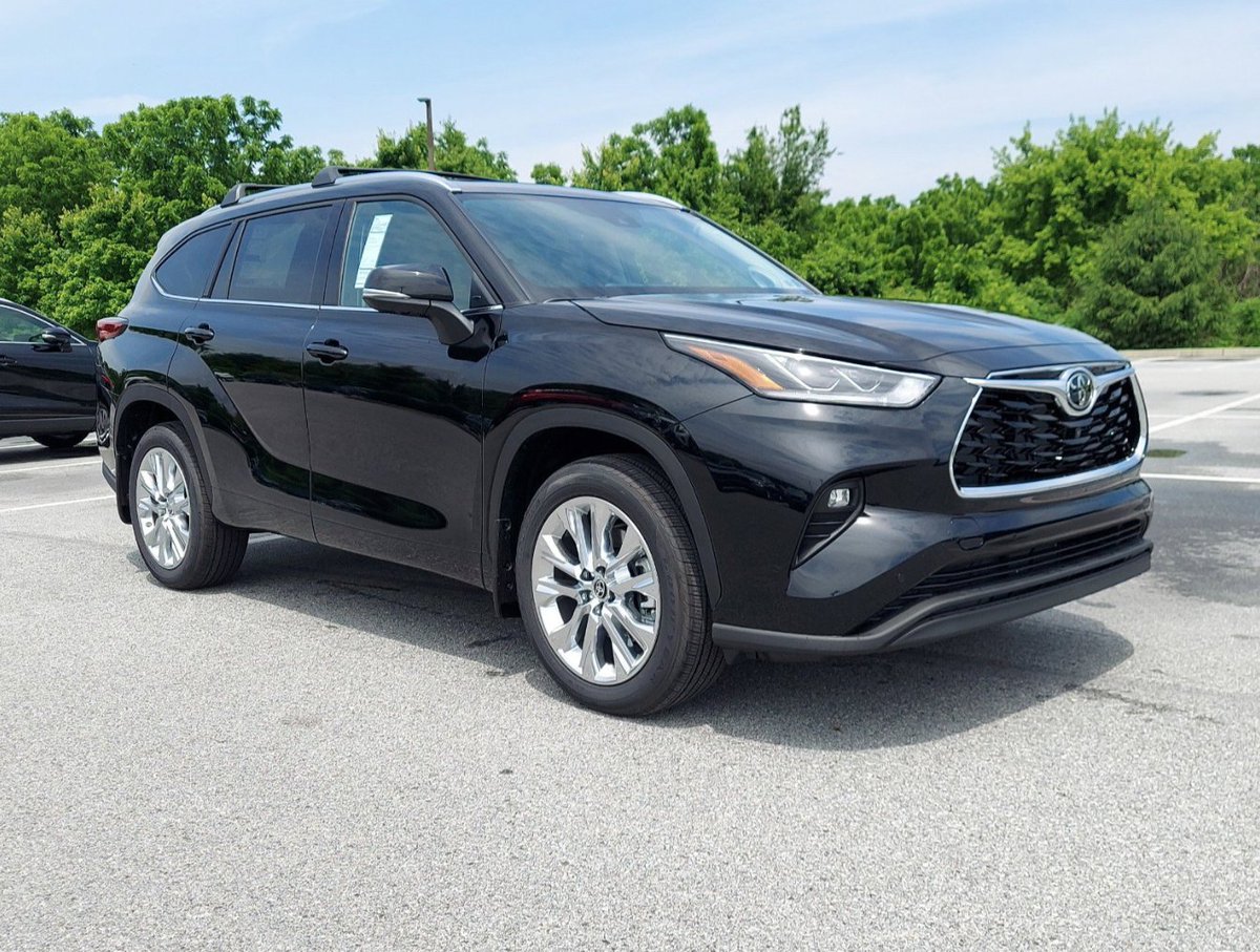 DelToyotaPA's tweet photo. Nothing is better than a power moon roof in the summer 🙌🏾 This 2022 Highlander is perfect for just that! https://t.co/Fc9G5f38uh. https://t.co/qsYiYd6TJO