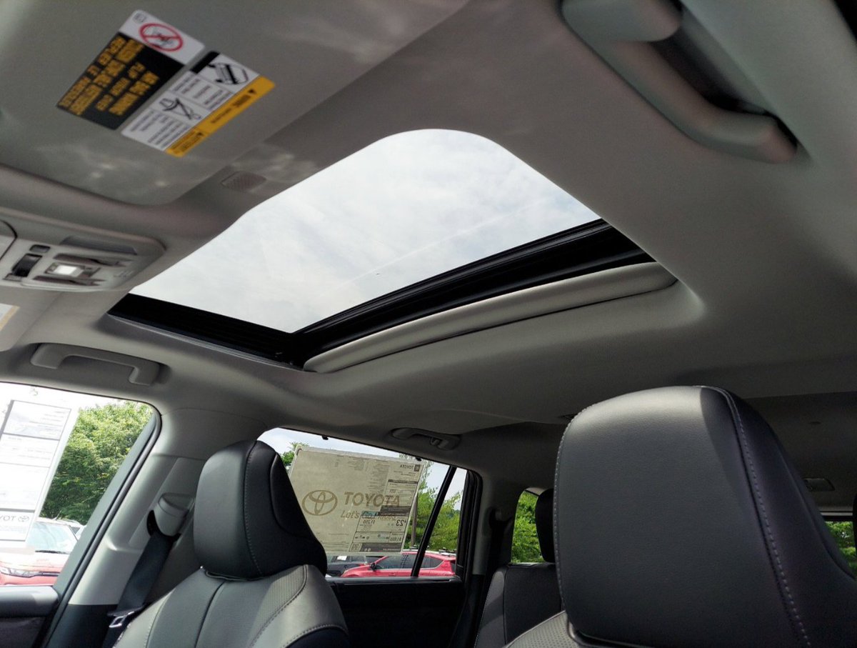 DelToyotaPA's tweet photo. Nothing is better than a power moon roof in the summer 🙌🏾 This 2022 Highlander is perfect for just that! https://t.co/Fc9G5f38uh. https://t.co/qsYiYd6TJO