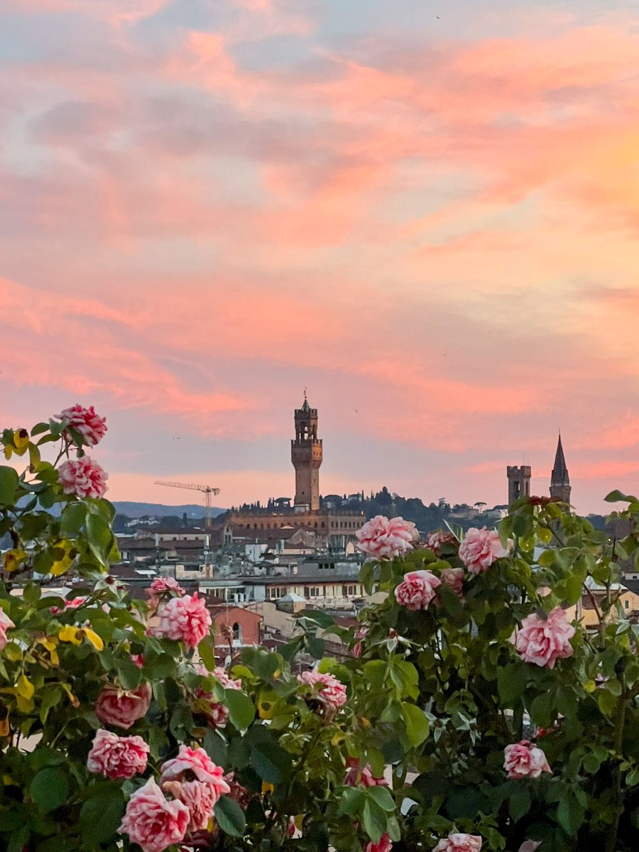 efscapes's tweet image. Full moon sunset and Palazzo Vecchio