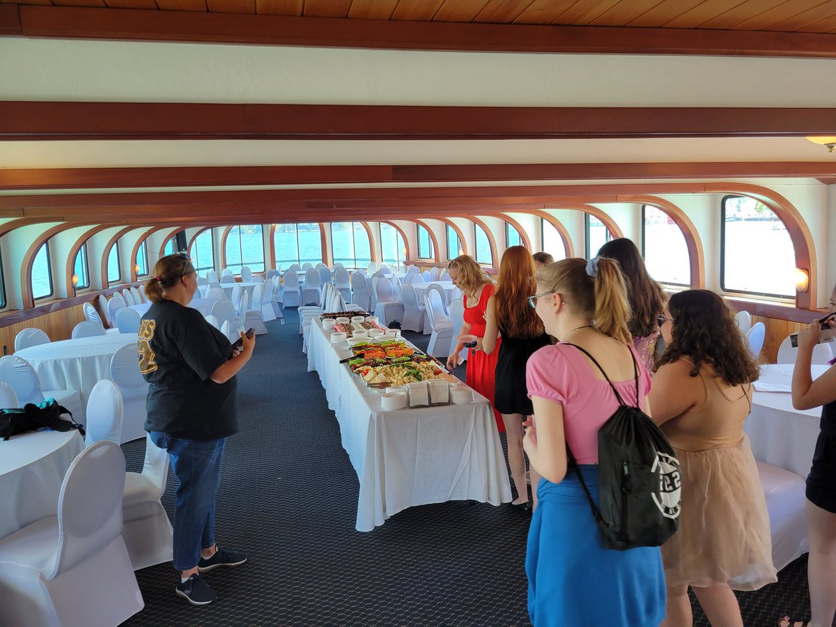 MrSnideQHS's tweet photo. Class of 2022 Senior Cruise! https://t.co/voVfnpOEv3